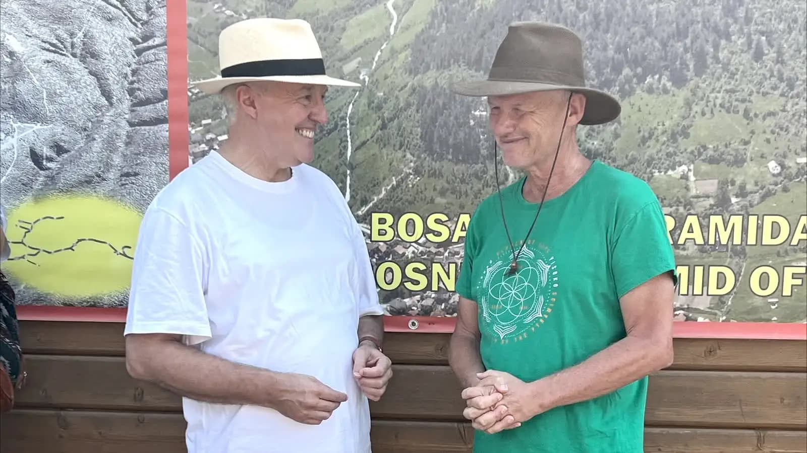 Der Entdecker der Pyramiden (rechts)
