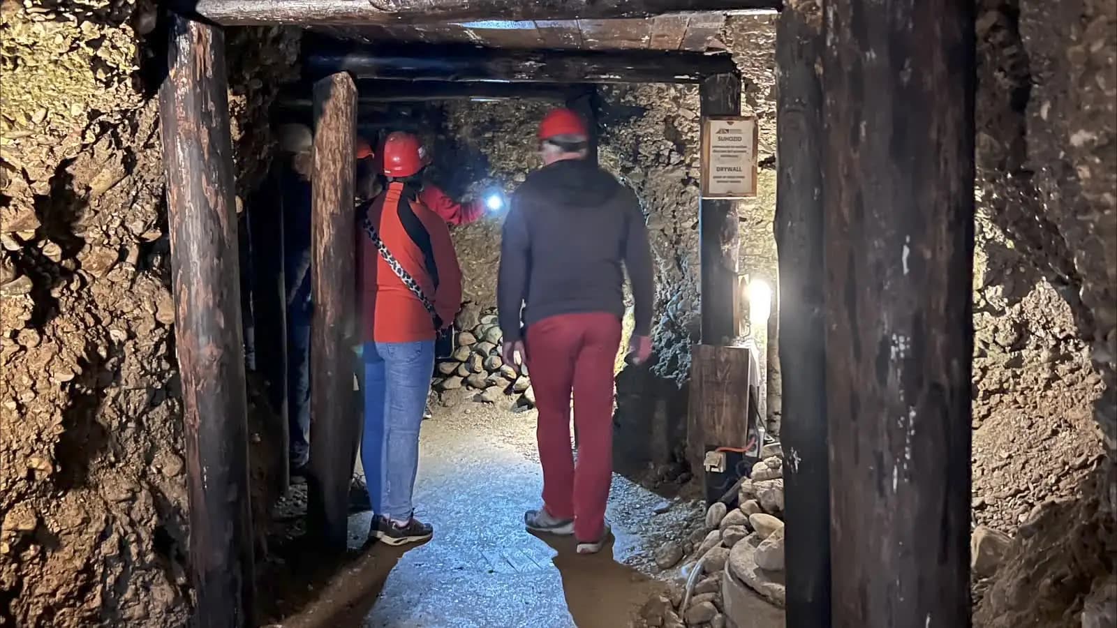 In den Tunneln unter der Pyramide